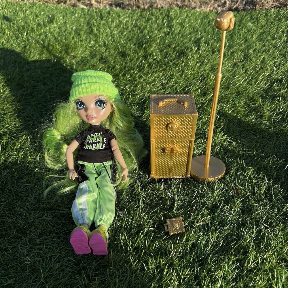 Vtg MGA Rainbow High Jade Hunter Fashion Doll Series With Vanity Mic Stand